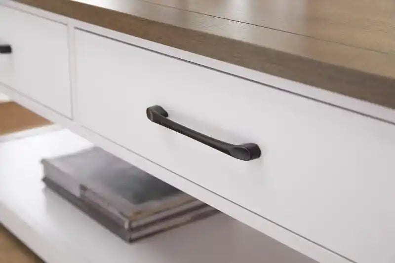 Table basse traditionnelle de 23,25" avec tiroirs de rangement et étagère – Blanc et chêne noyer