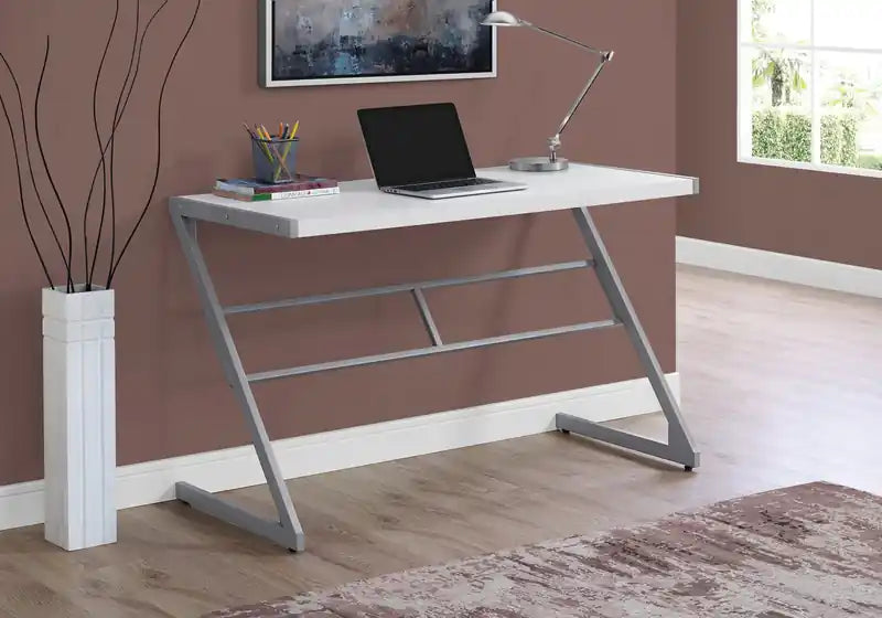 Bureau compact contemporain 122 cm avec piètement en métal en Z – Grain de bois foncé aspect taupe