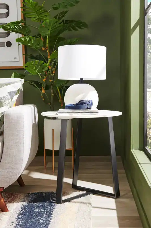 Table d'appoint ovale moderne Nico 56 cm Kort & Co. – Plateau en pierre frittée blanche, pieds en métal gris foncé, résistant aux rayures et aux taches
